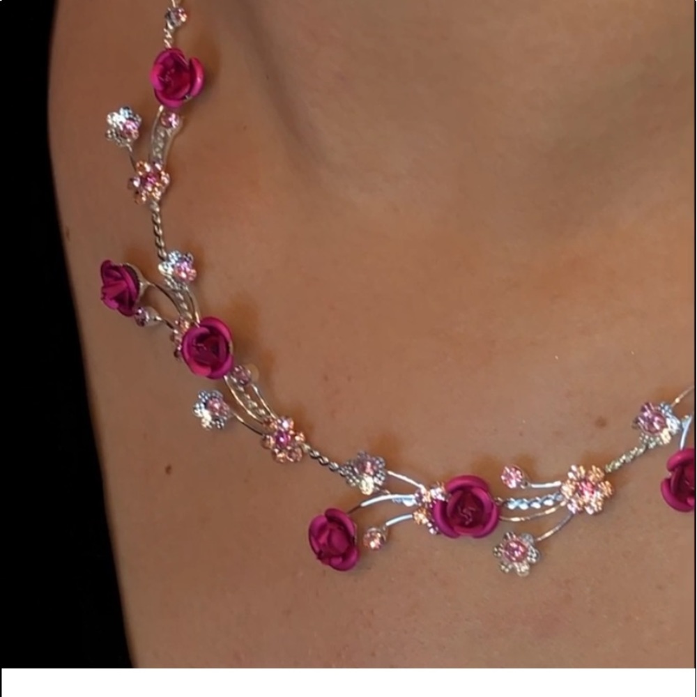 Flower motif neck set